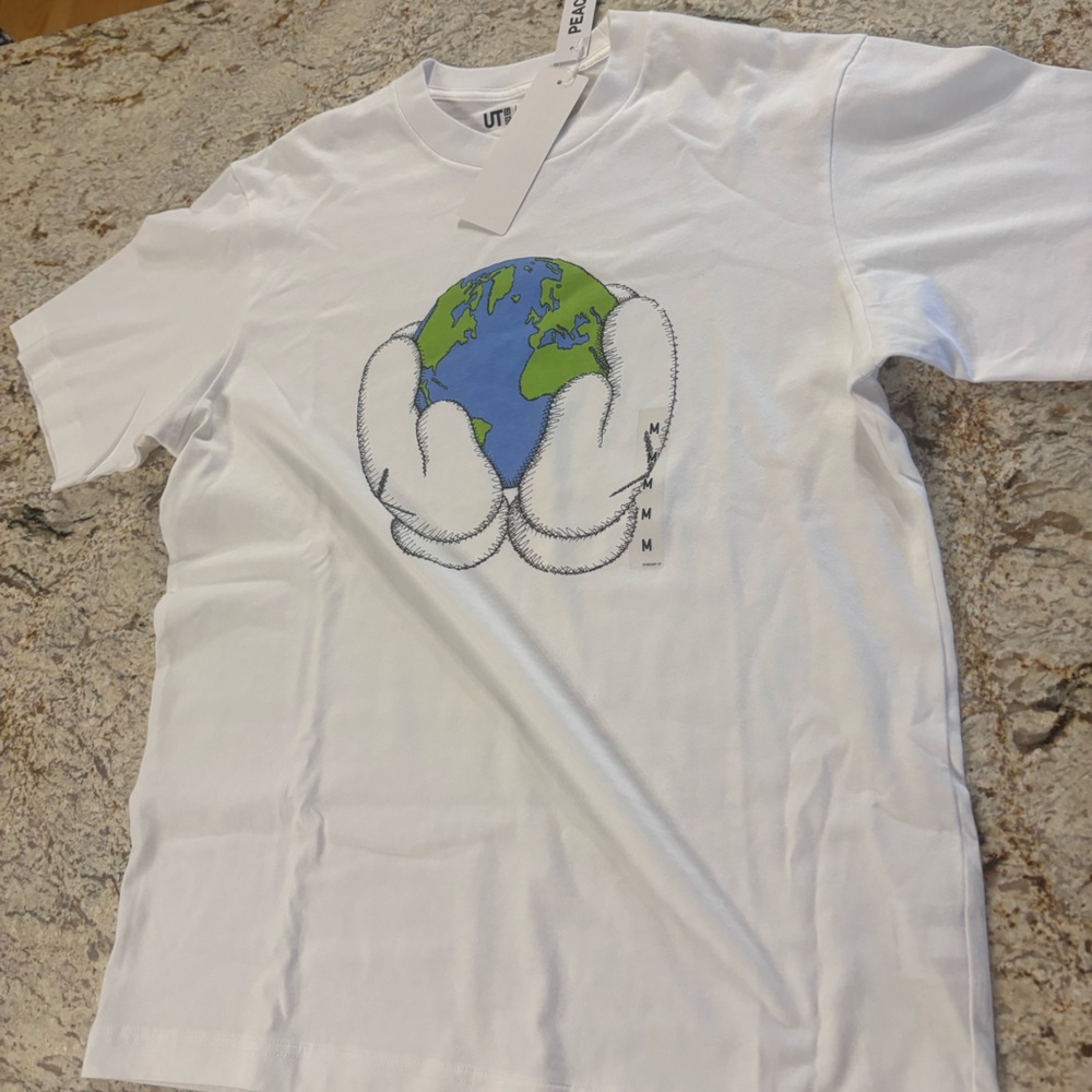 Kaws x Uniqlo “Peace for all” T-Shirt Sz Medium